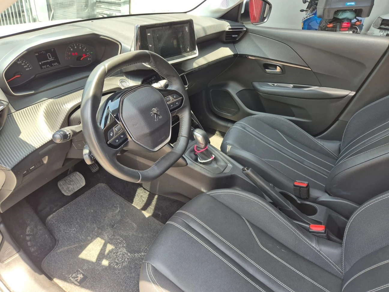 PEUGEOT 208