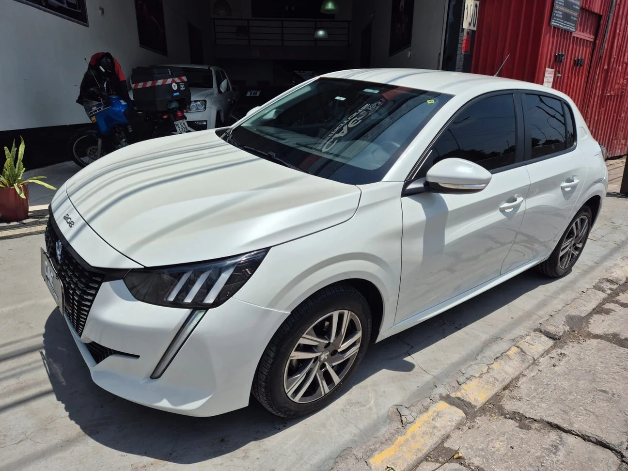 PEUGEOT 208
