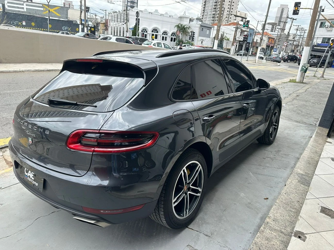 PORSCHE MACAN