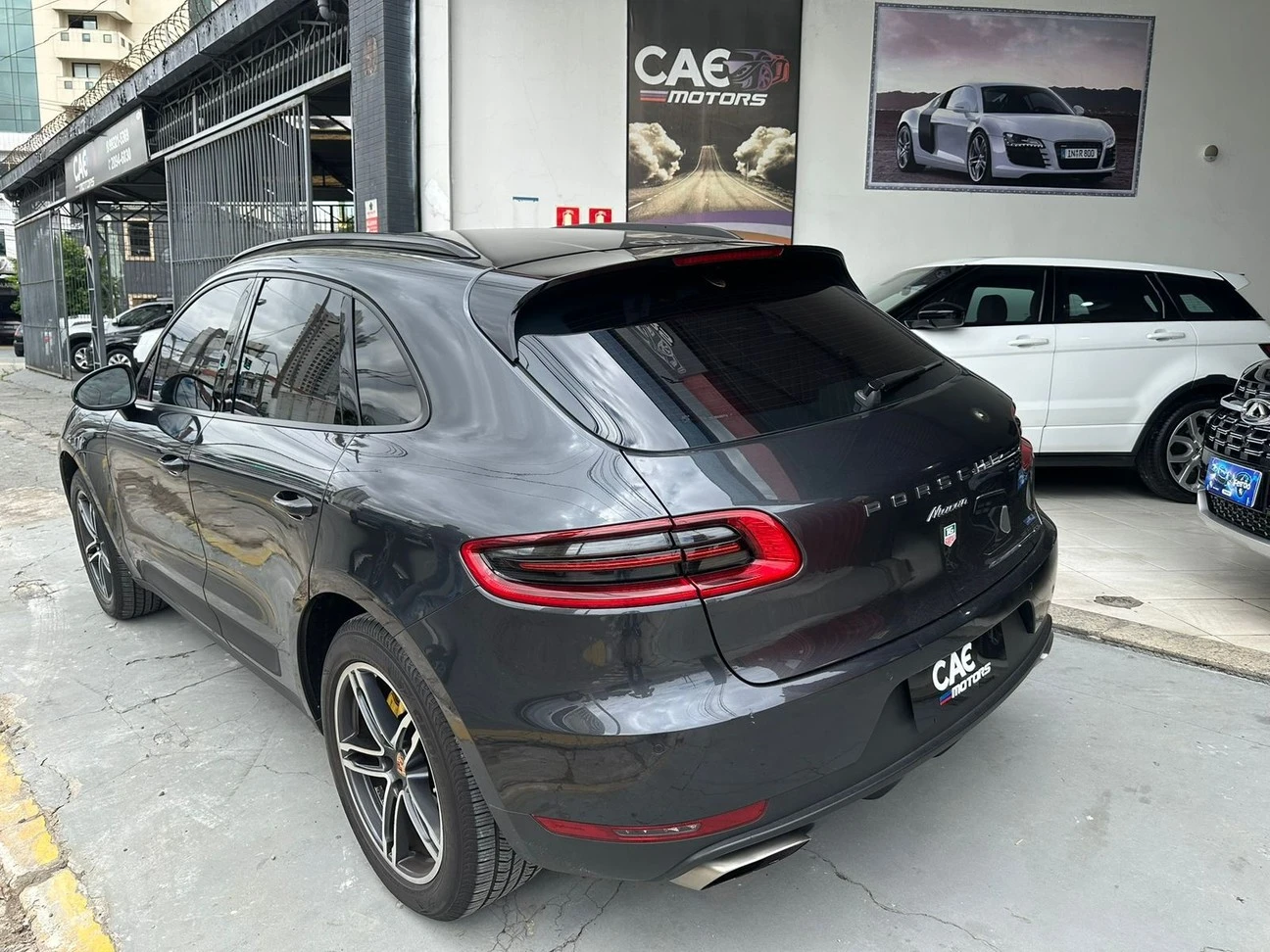 PORSCHE MACAN