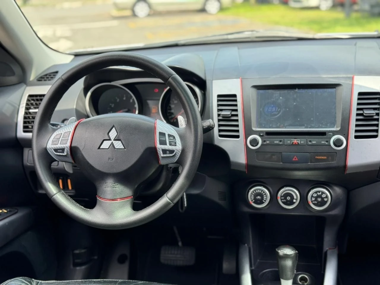 MITSUBISHI OUTLANDER