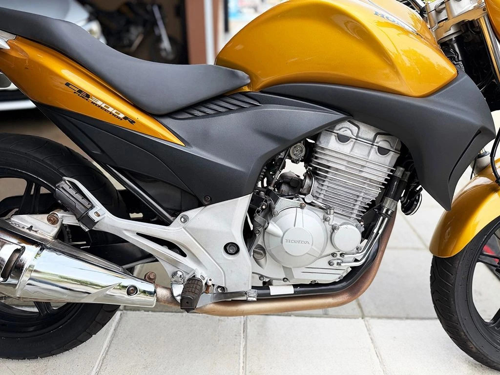 HONDA CB 300R