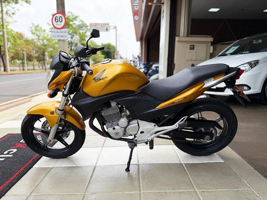 HONDA CB 300R