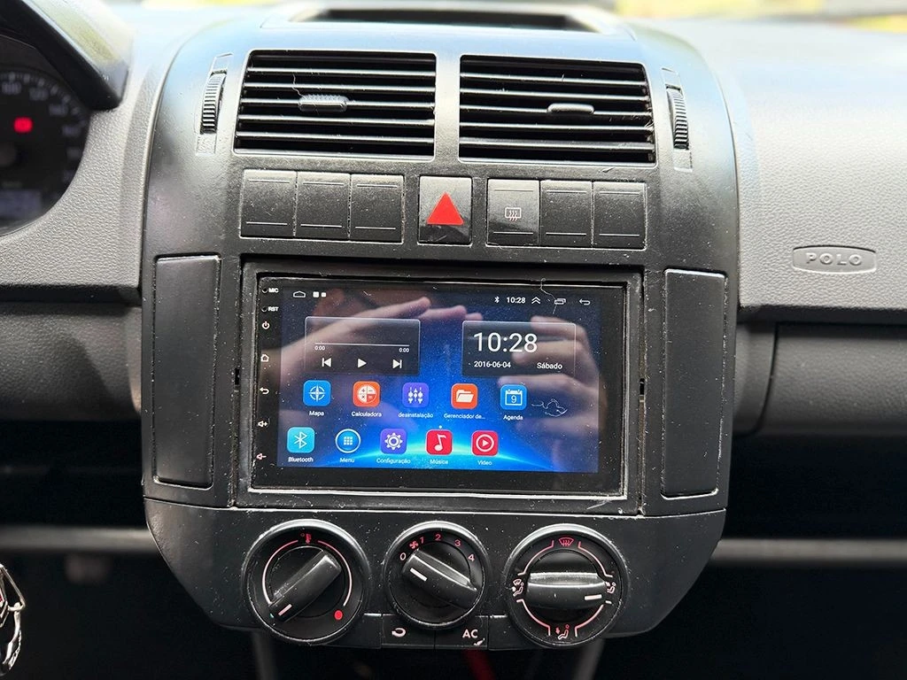 VOLKSWAGEN POLO SEDAN