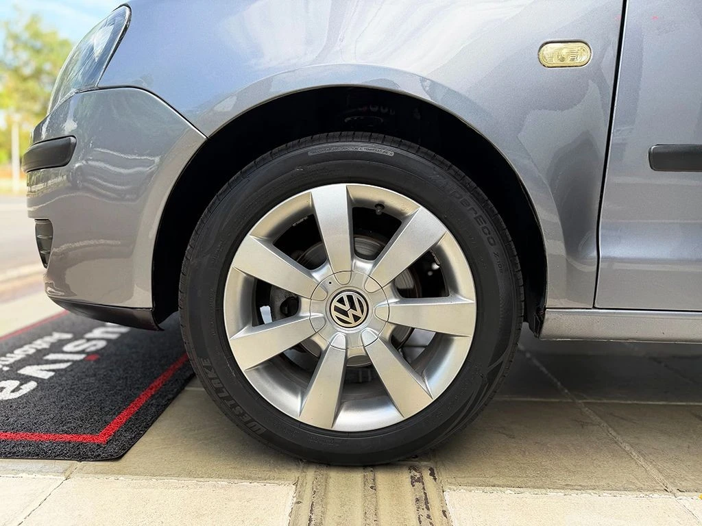 VOLKSWAGEN POLO SEDAN