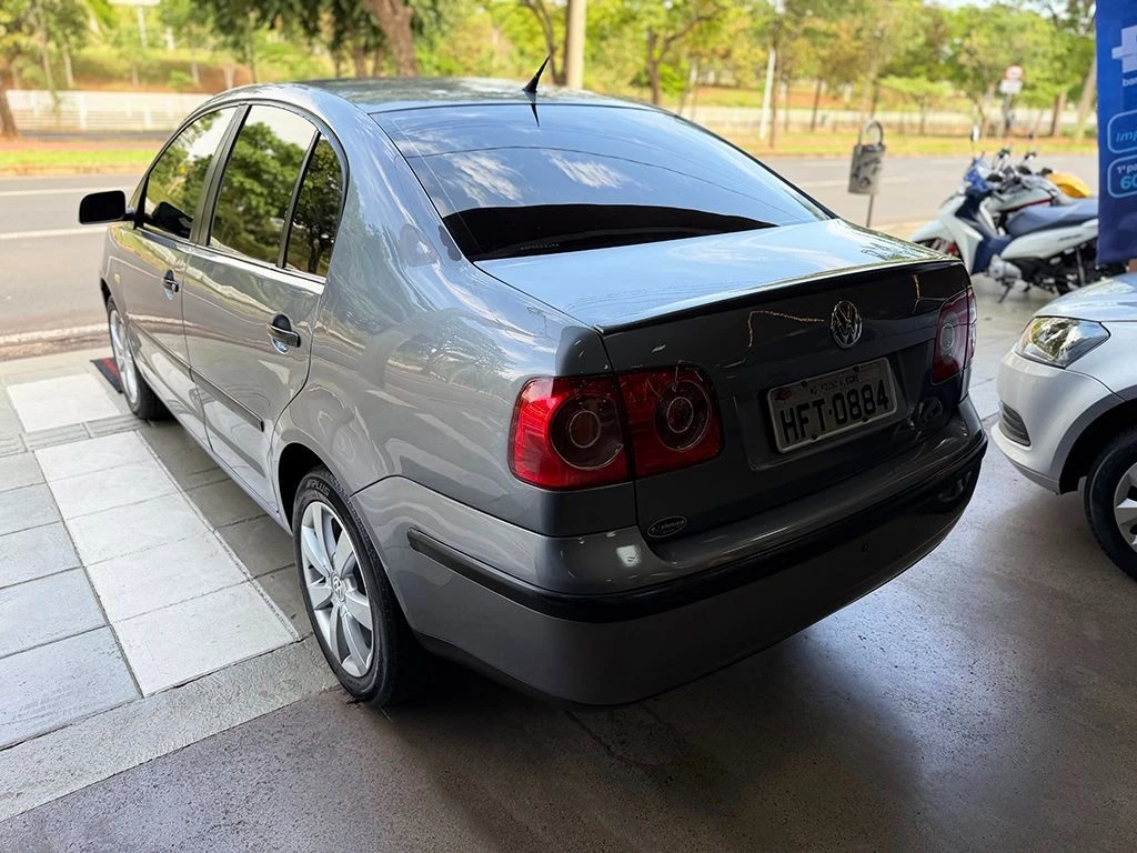 VOLKSWAGEN POLO SEDAN