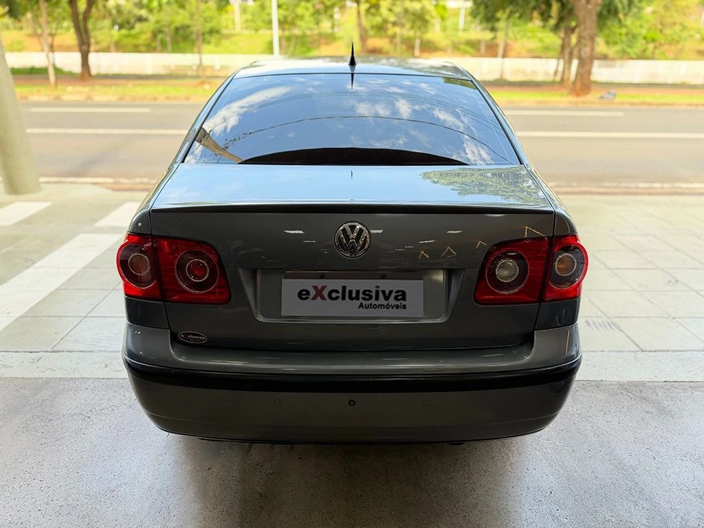 VOLKSWAGEN POLO SEDAN