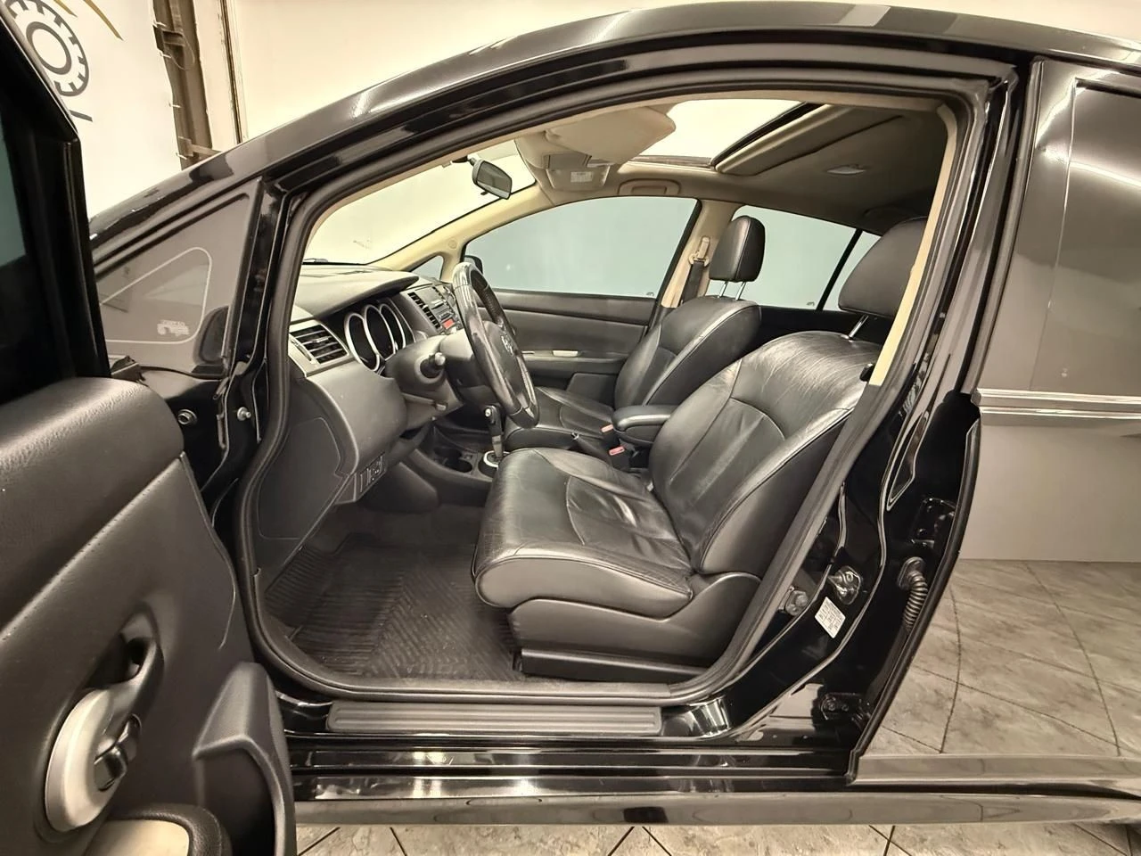 NISSAN TIIDA