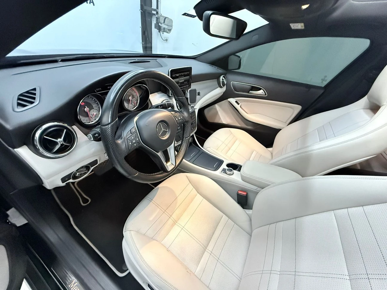 MERCEDES-BENZ GLA 200