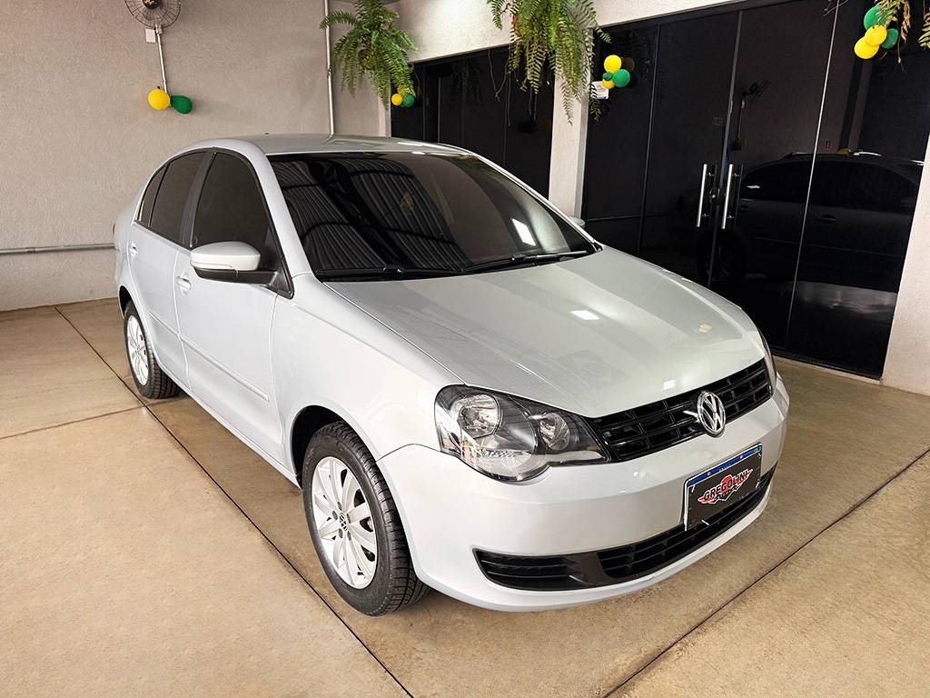 VOLKSWAGEN POLO SEDAN