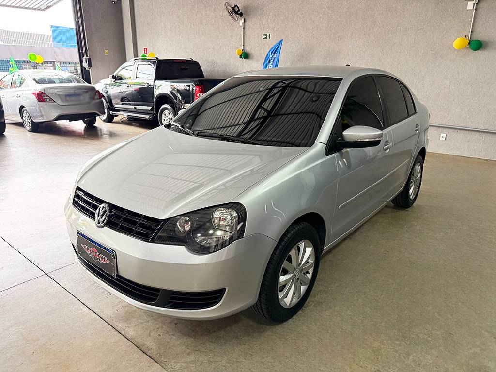 VOLKSWAGEN POLO SEDAN