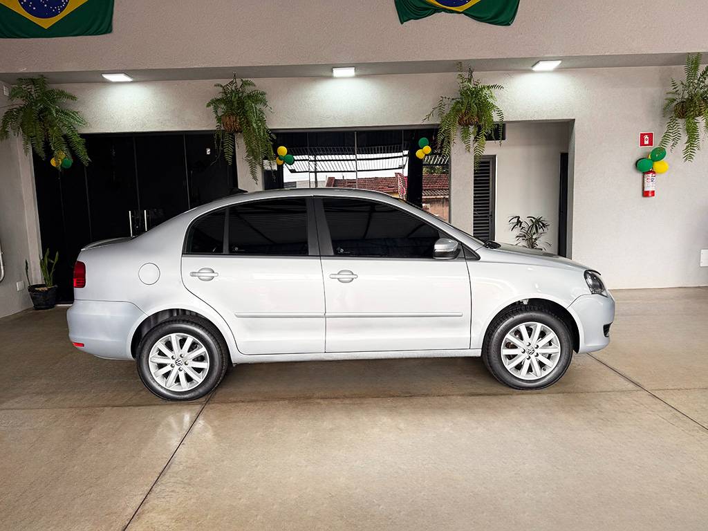 VOLKSWAGEN POLO SEDAN