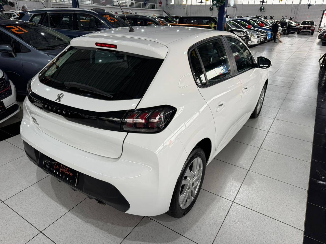 PEUGEOT 208