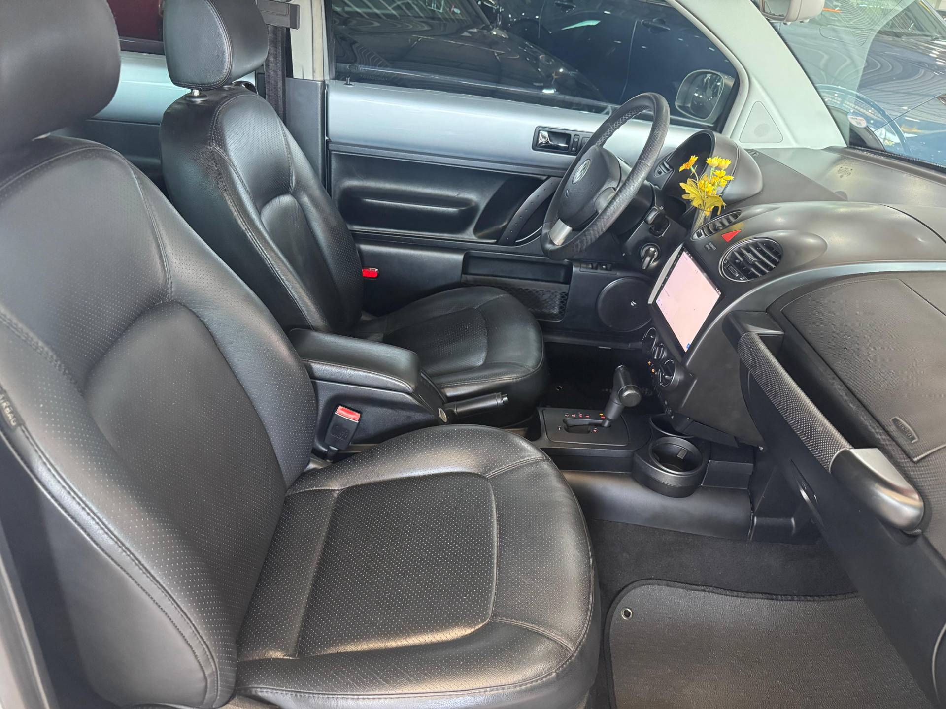 VOLKSWAGEN NEW BEETLE