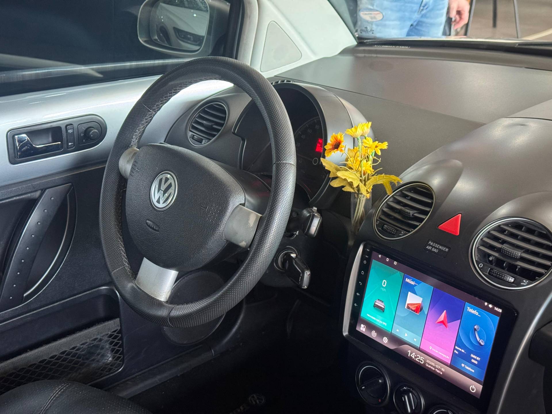 VOLKSWAGEN NEW BEETLE