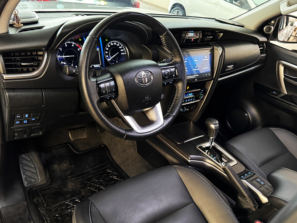 TOYOTA HILUX SW4