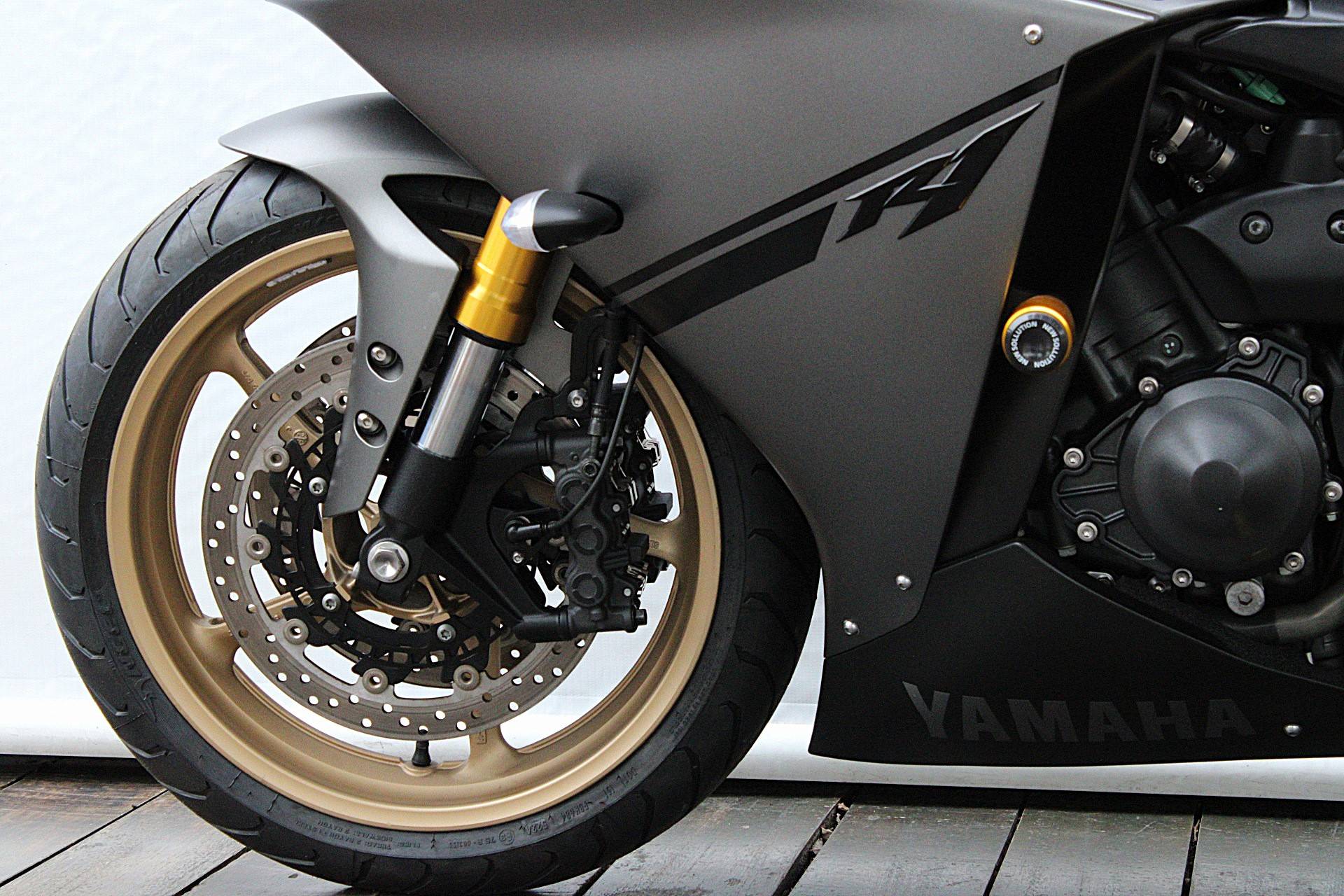 YAMAHA YZF R1