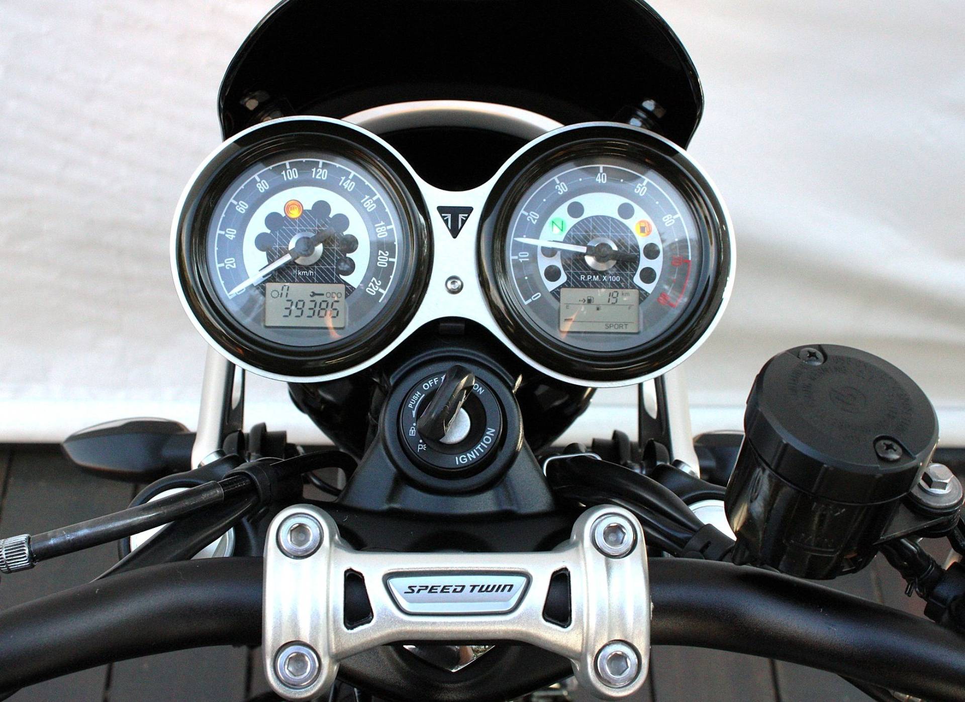 TRIUMPH SPEED TWIN 