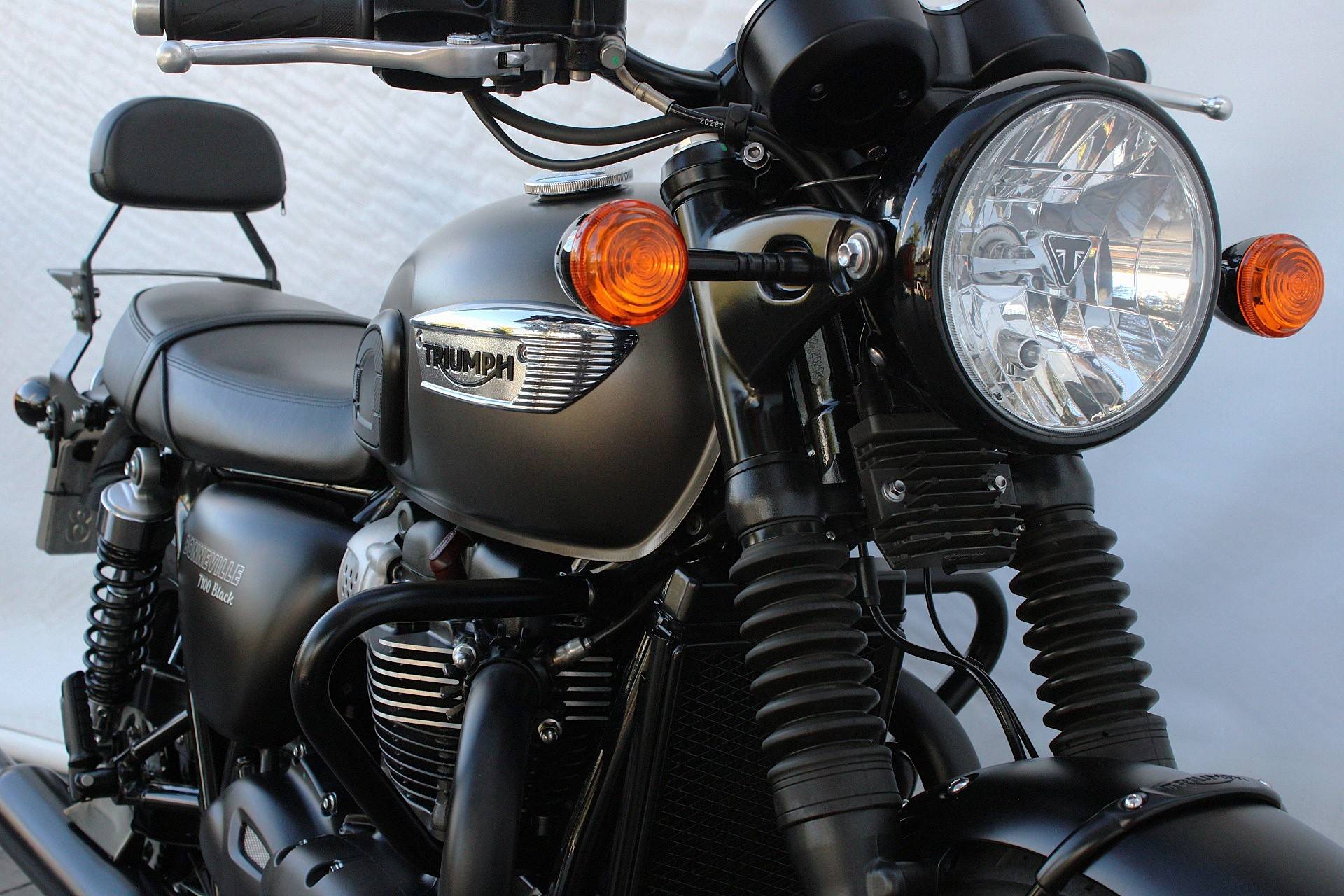 TRIUMPH BONNEVILLE T100 BLACK 900
