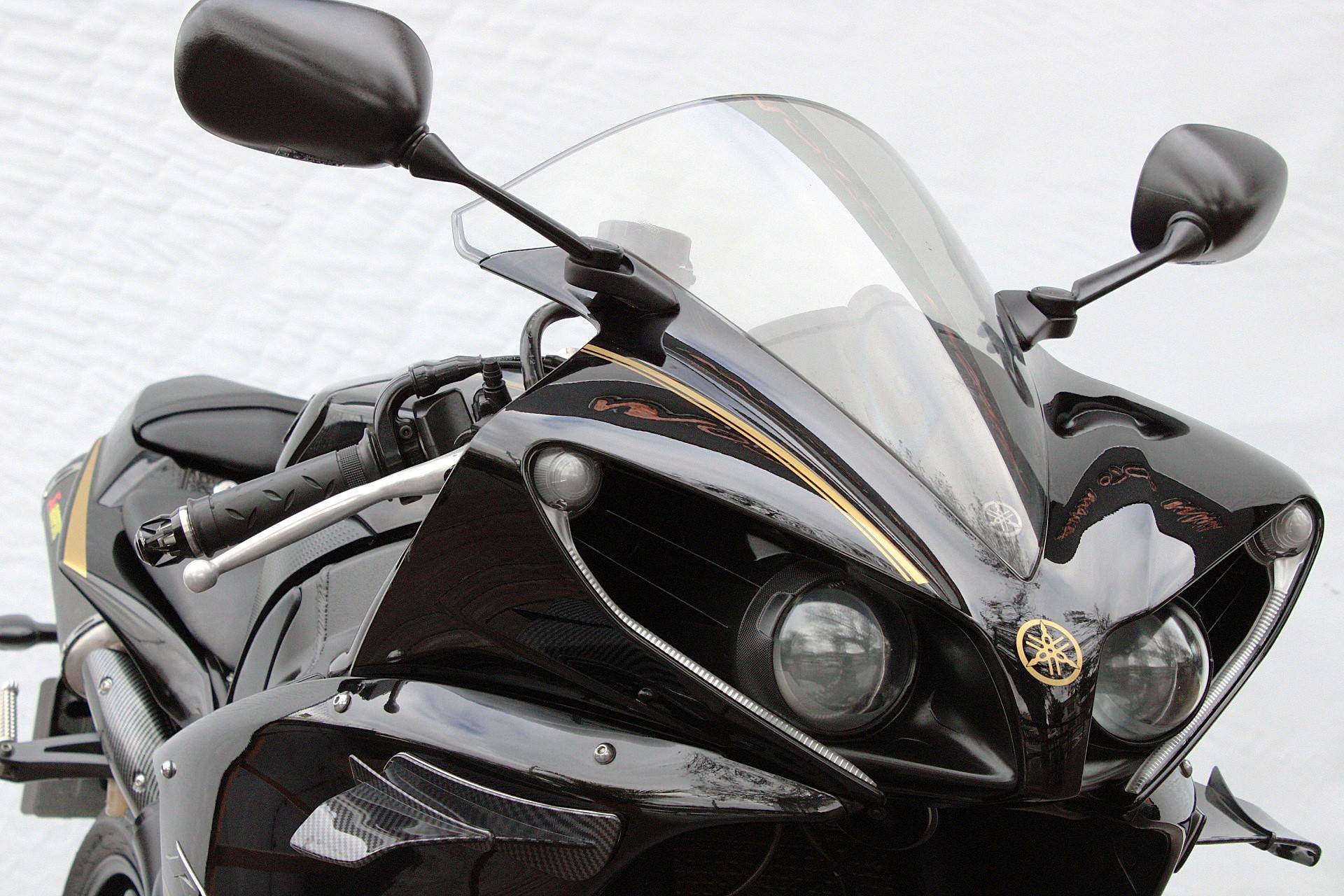 YAMAHA YZF R1