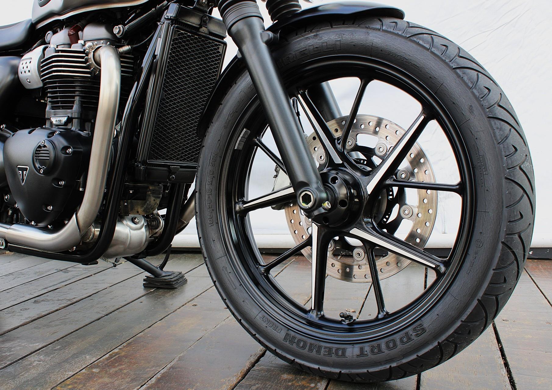 TRIUMPH STREET TWIN