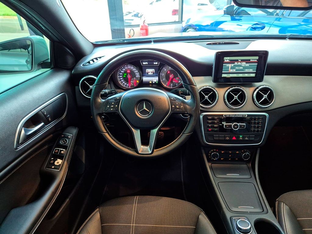 MERCEDES-BENZ GLA 200