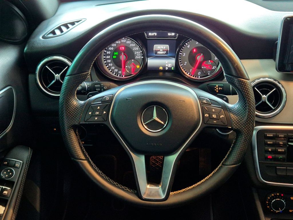 MERCEDES-BENZ GLA 200