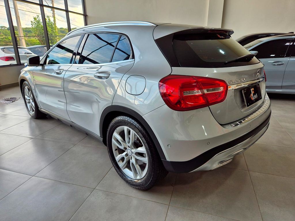 MERCEDES-BENZ GLA 200
