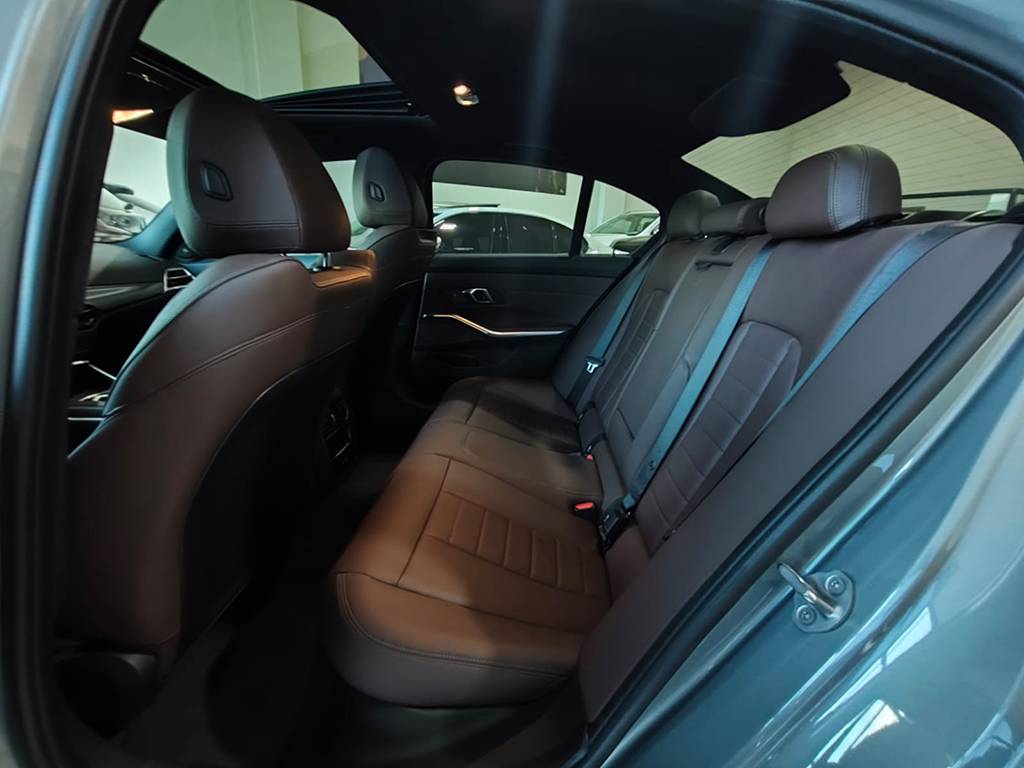 BMW 320i
