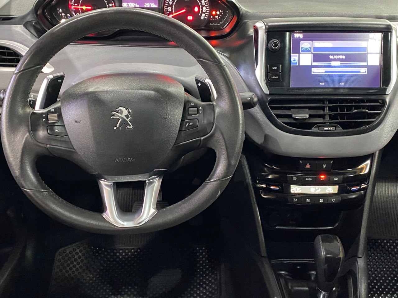 PEUGEOT 208