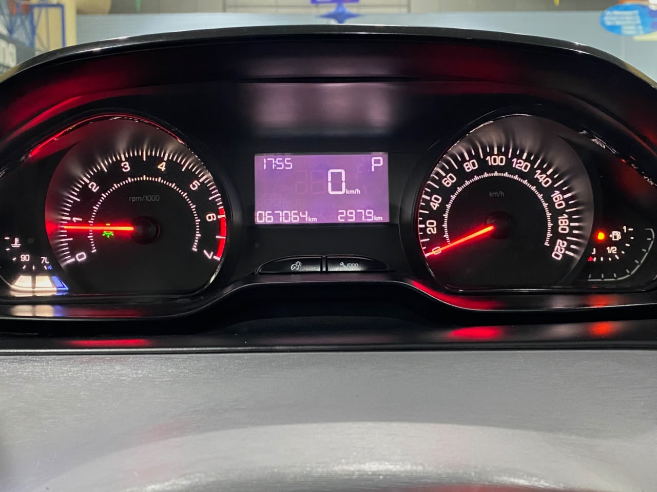 PEUGEOT 208
