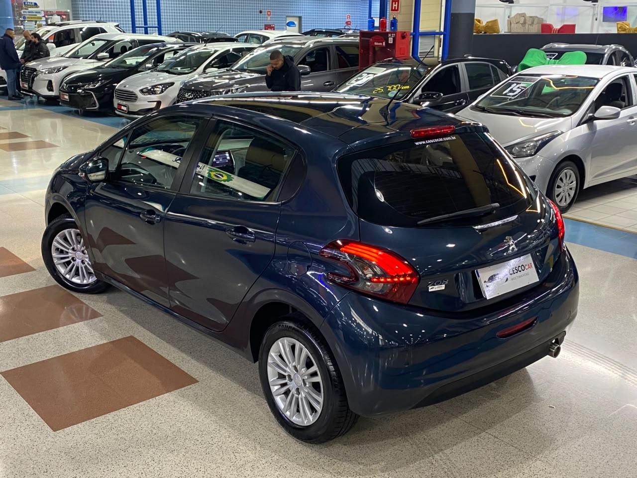 PEUGEOT 208