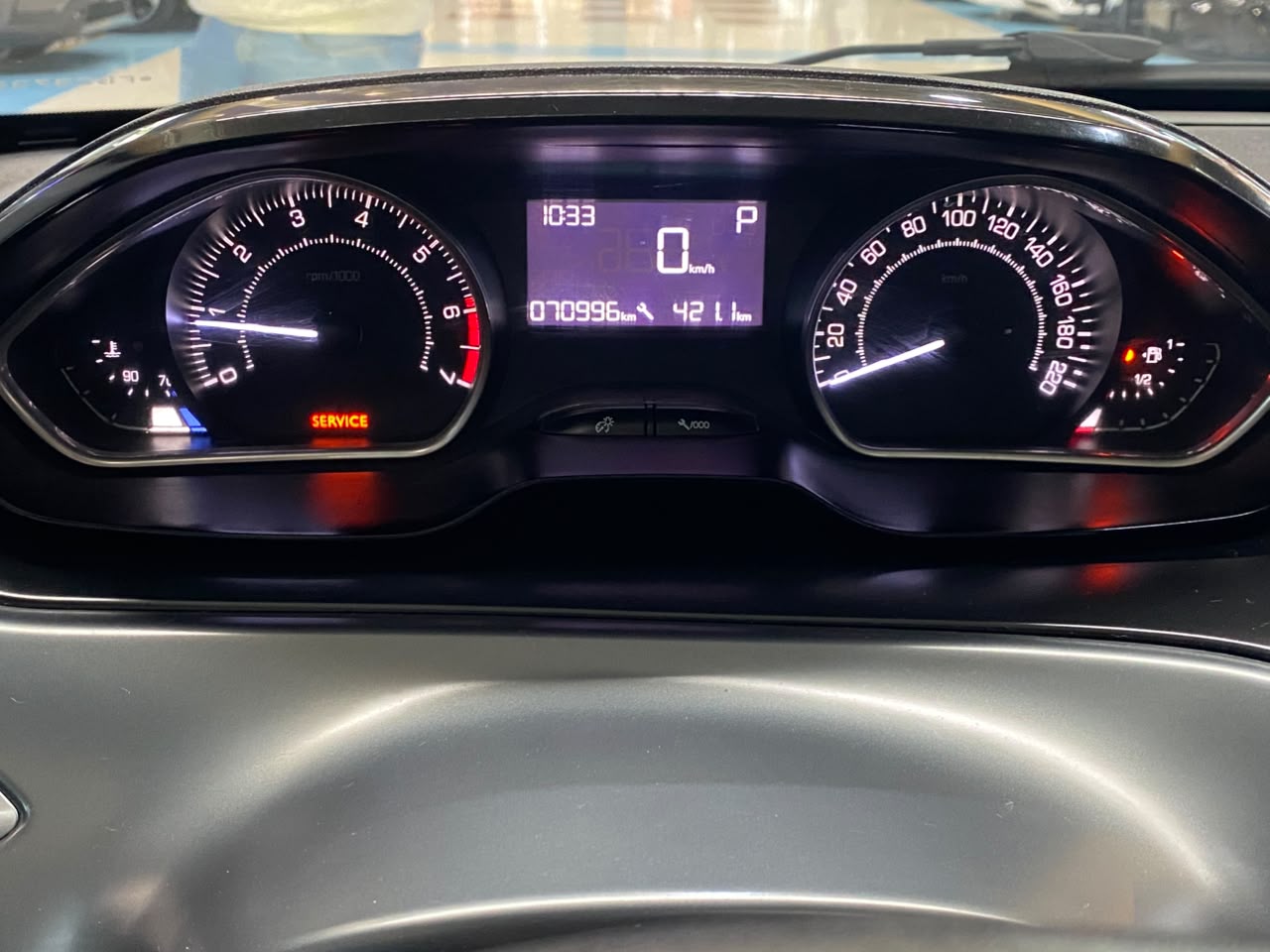 PEUGEOT 208