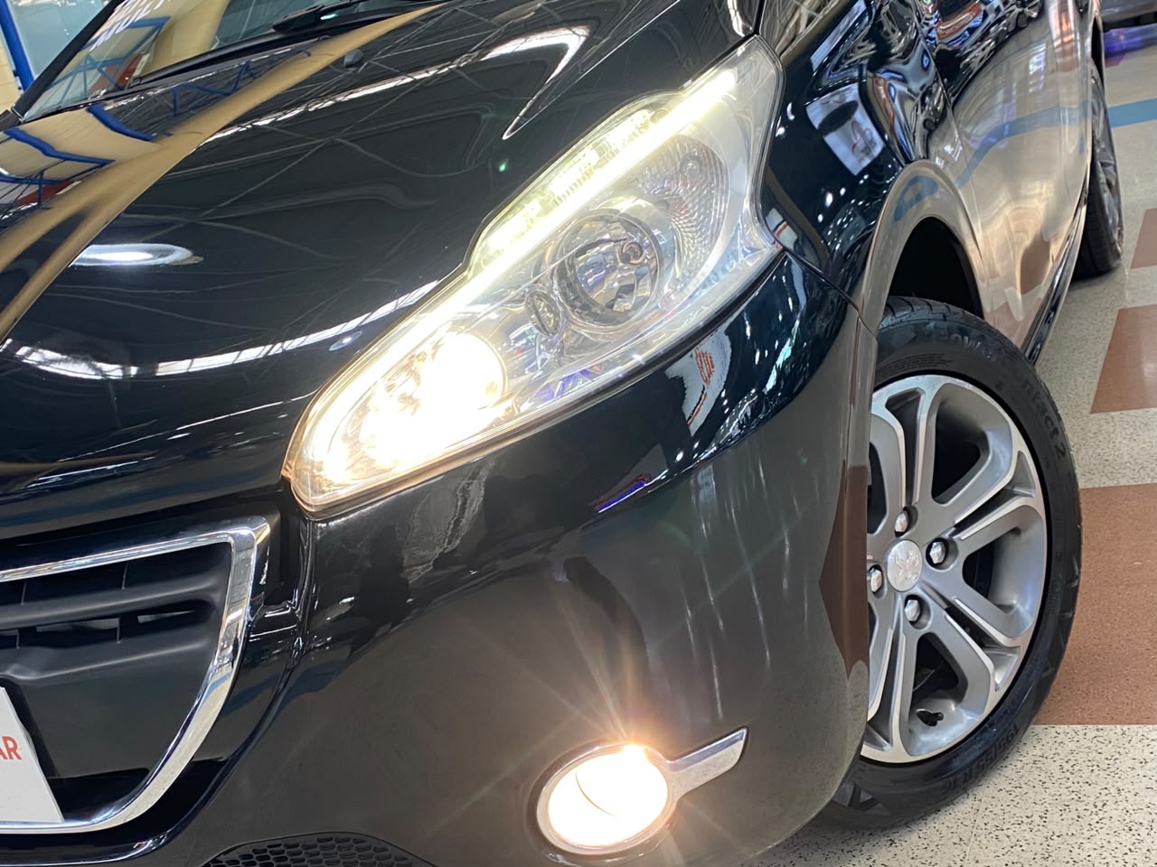 PEUGEOT 208