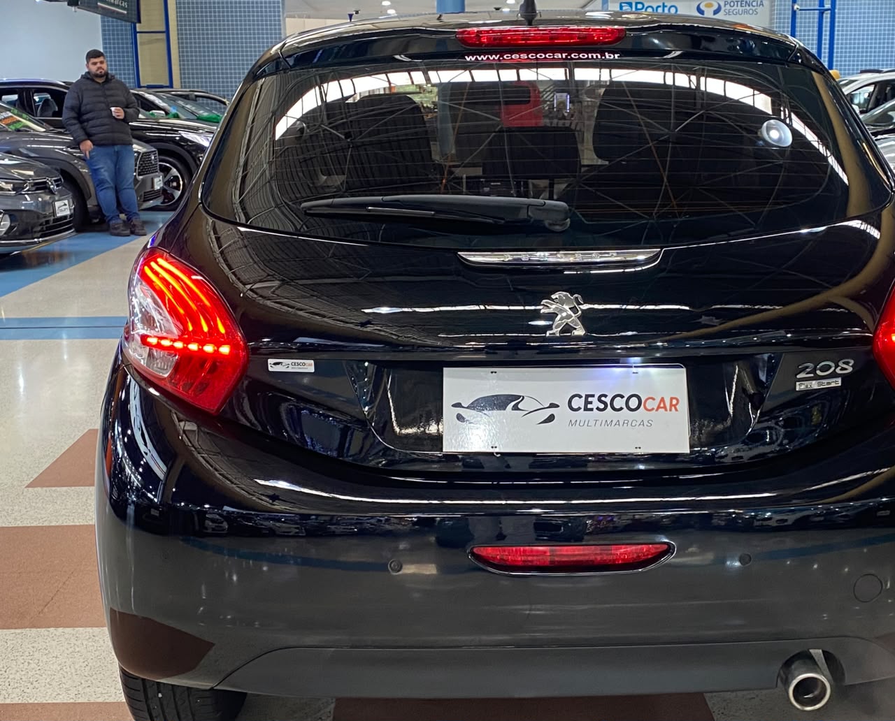 PEUGEOT 208