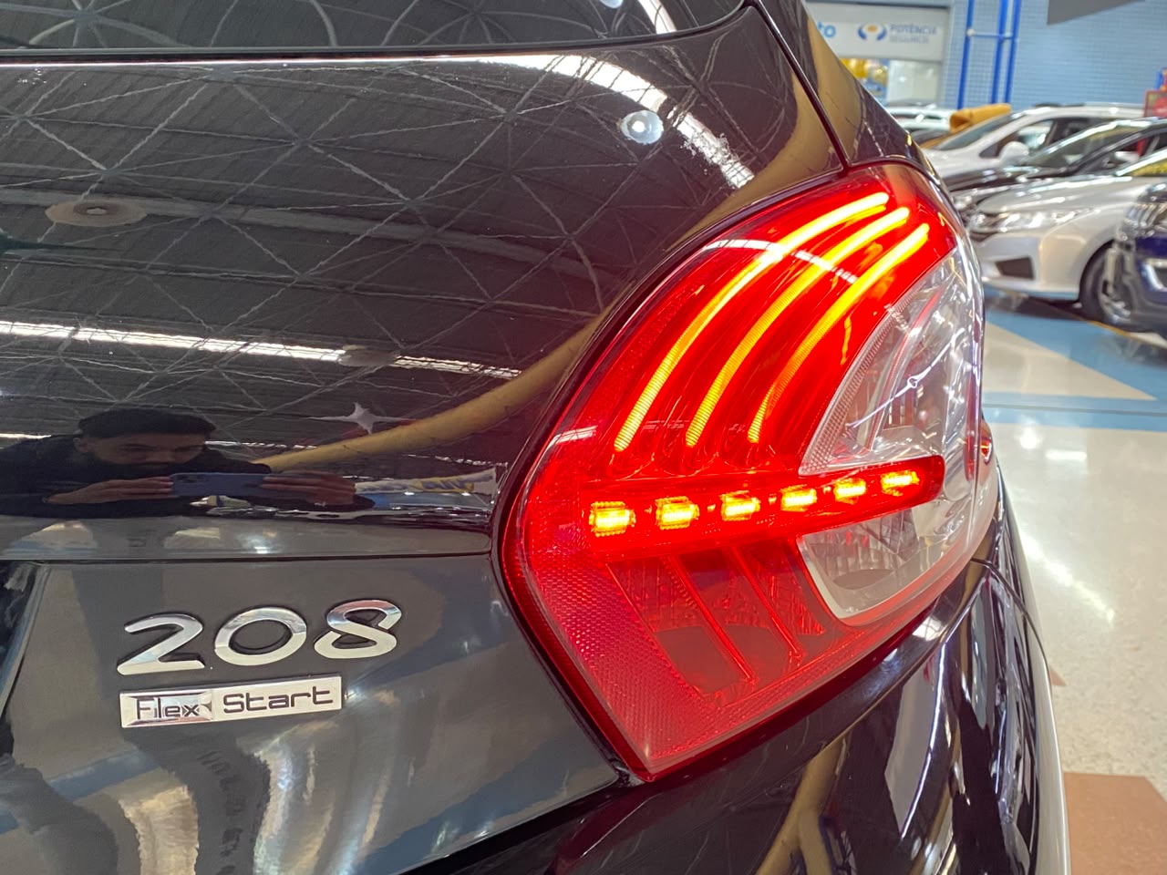 PEUGEOT 208