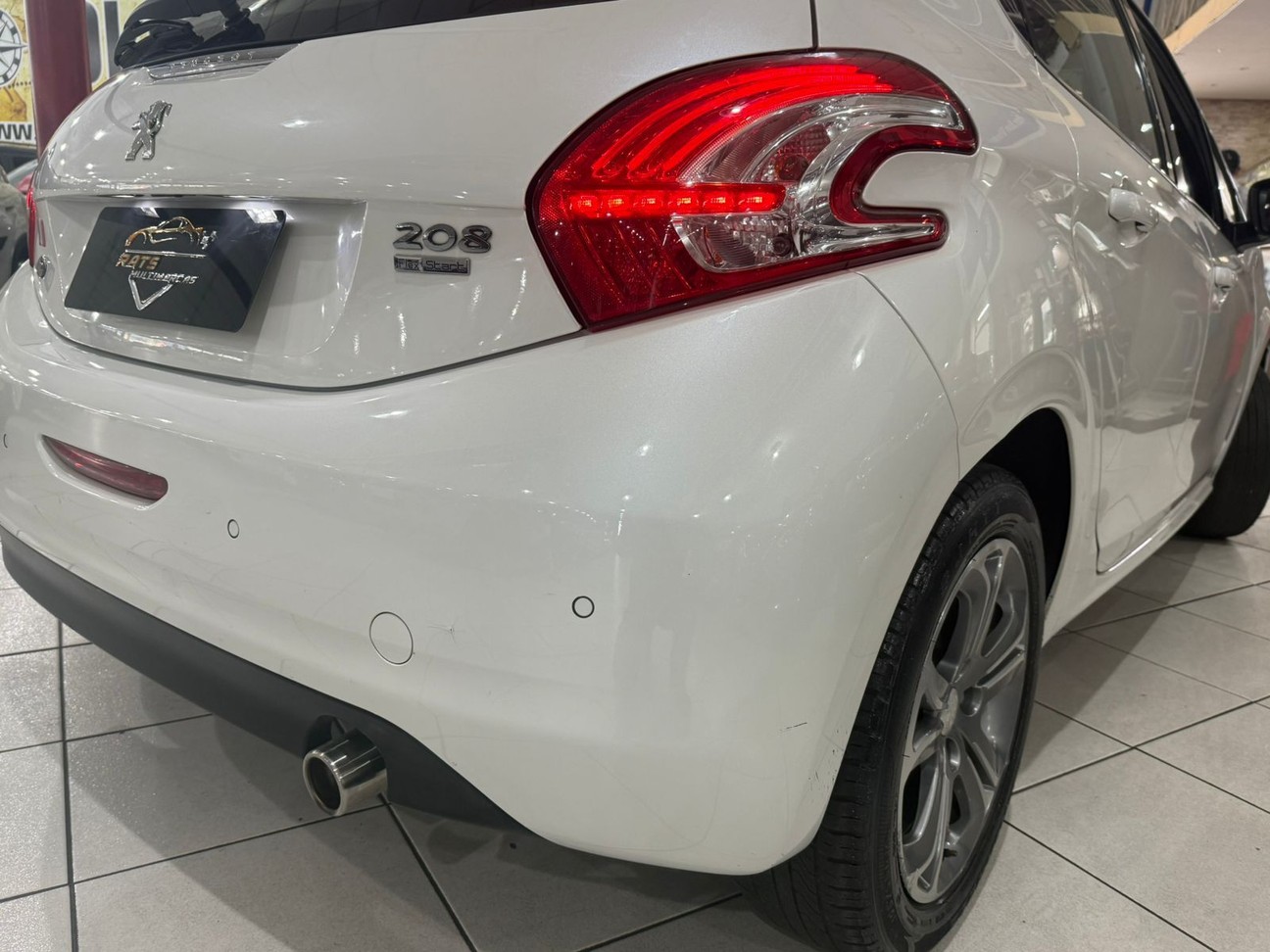 PEUGEOT 208