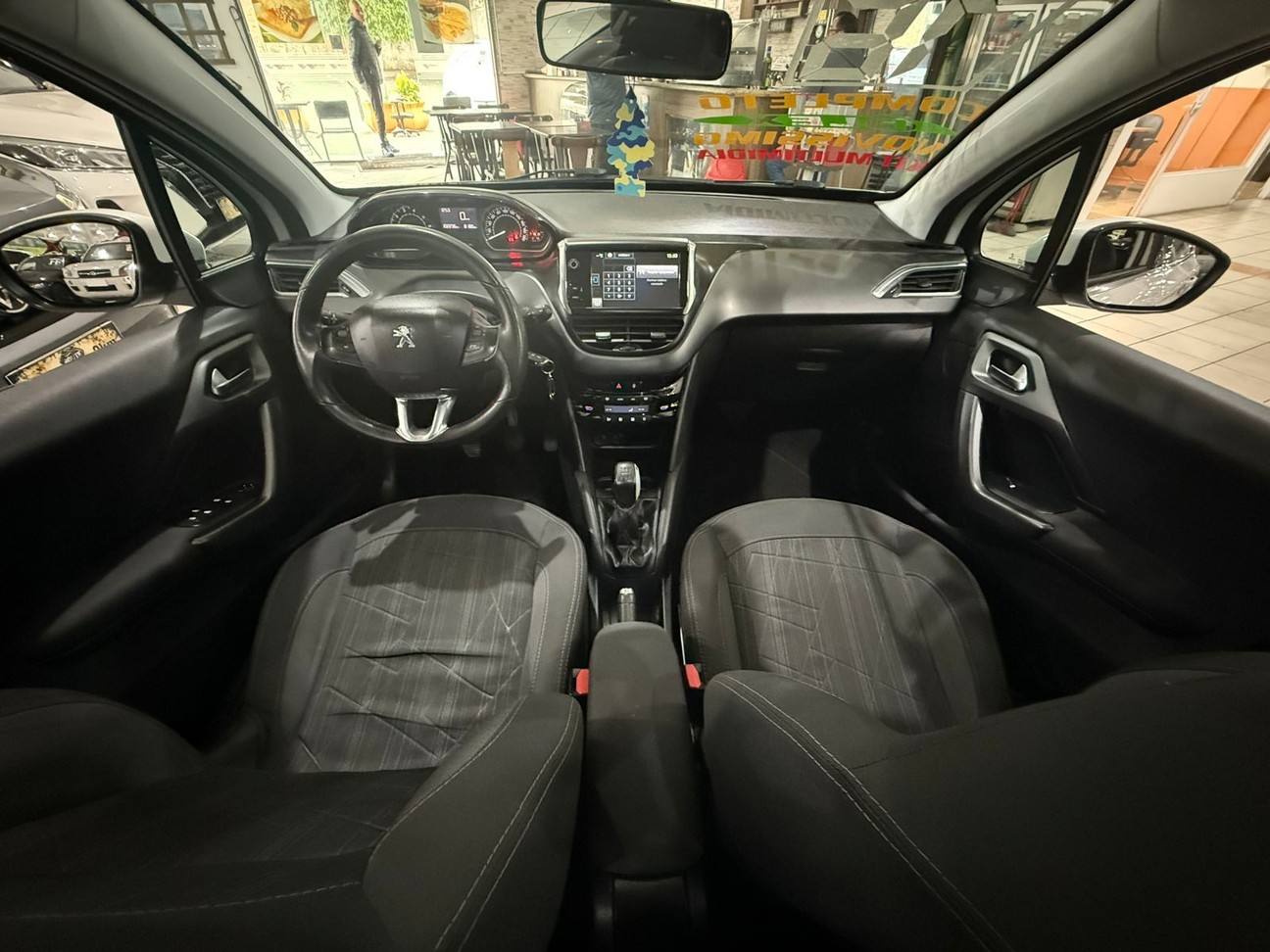 PEUGEOT 208