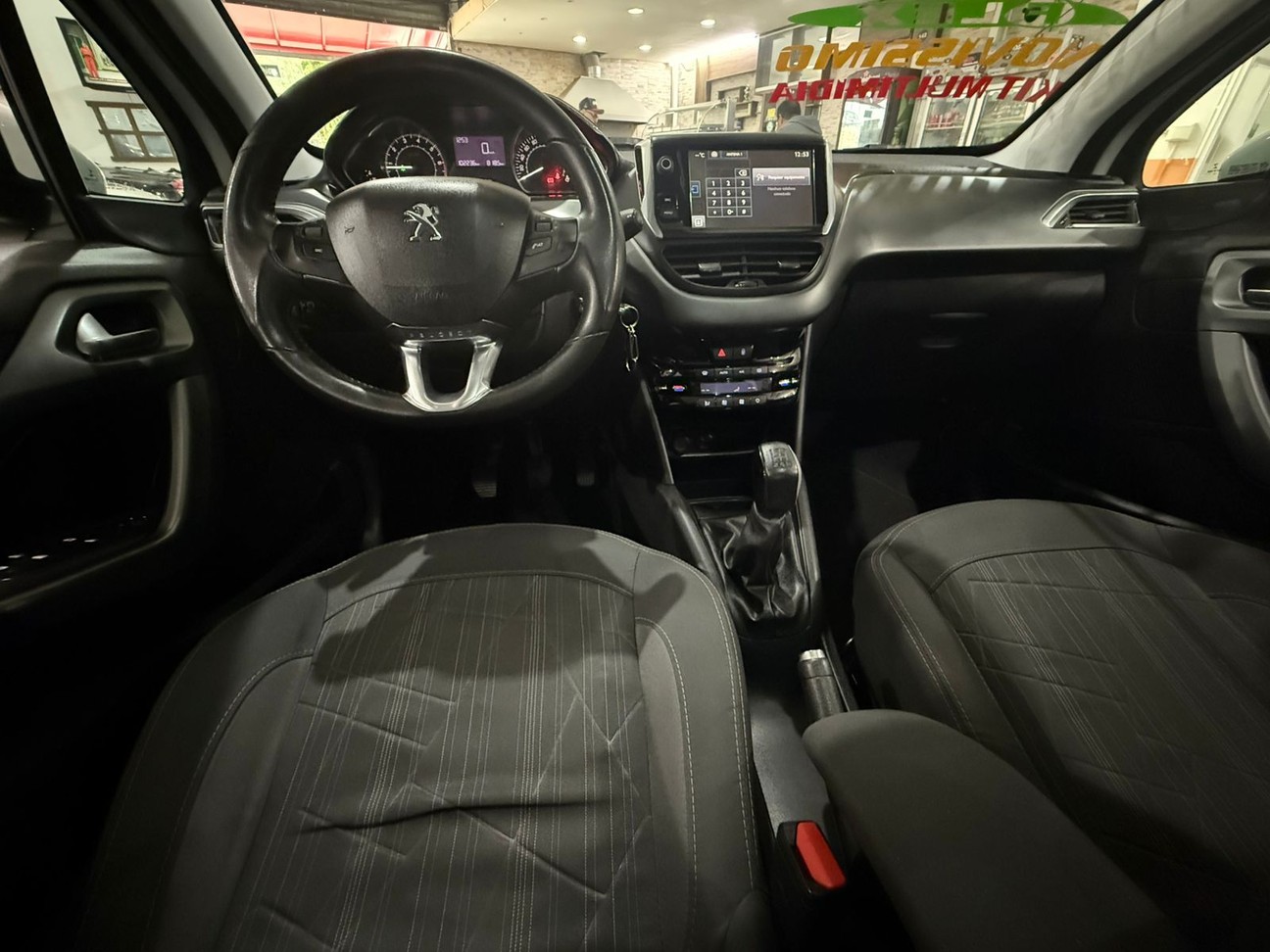 PEUGEOT 208