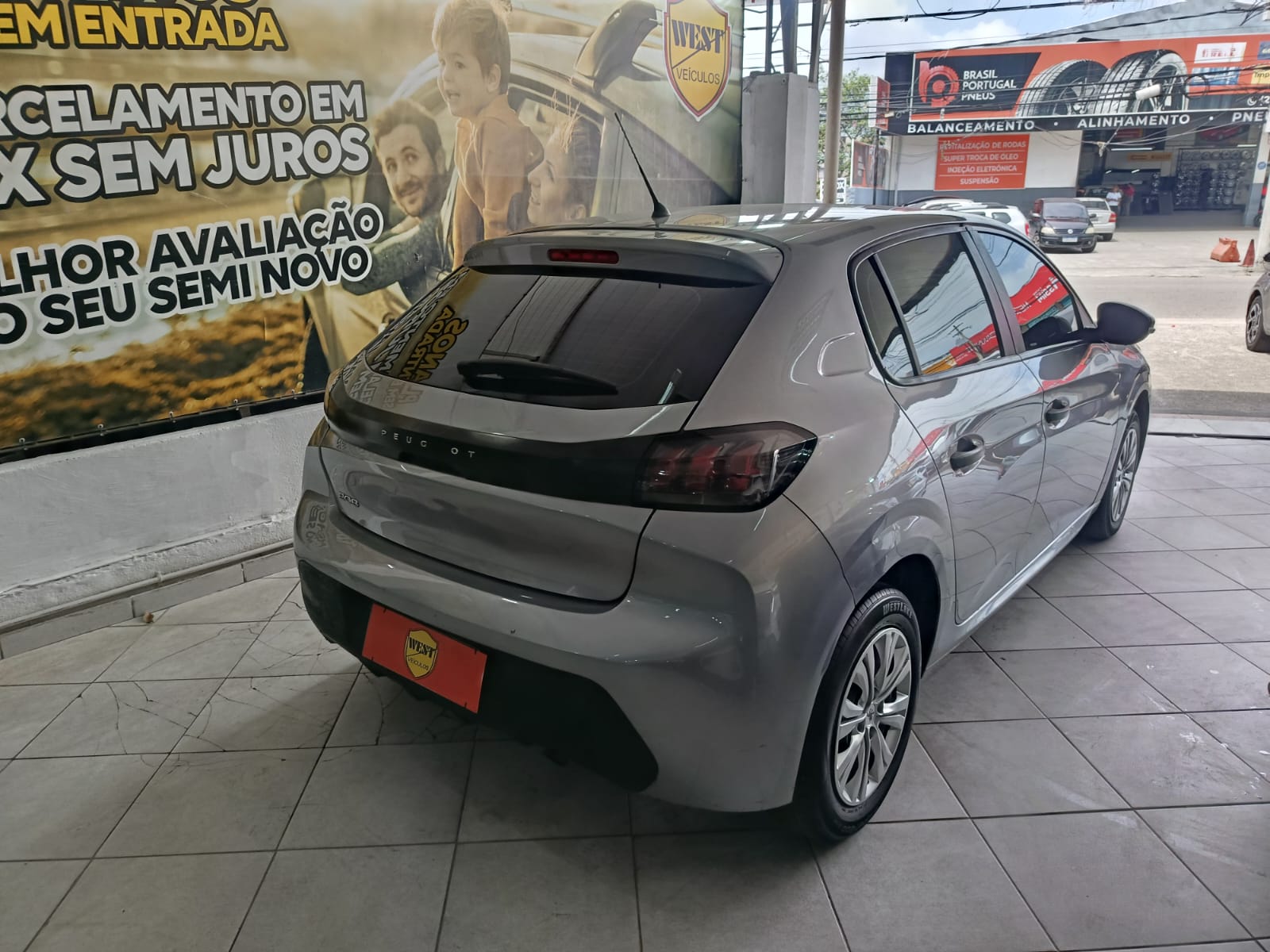 PEUGEOT 208