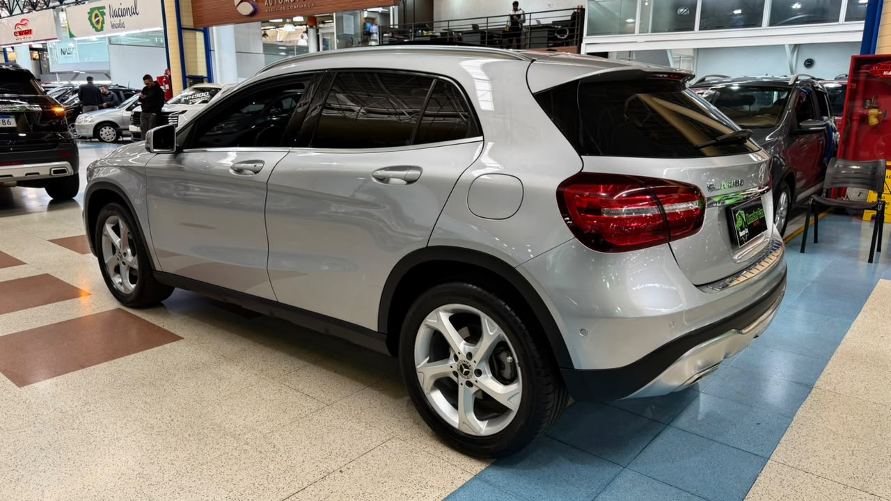 MERCEDES-BENZ GLA 200