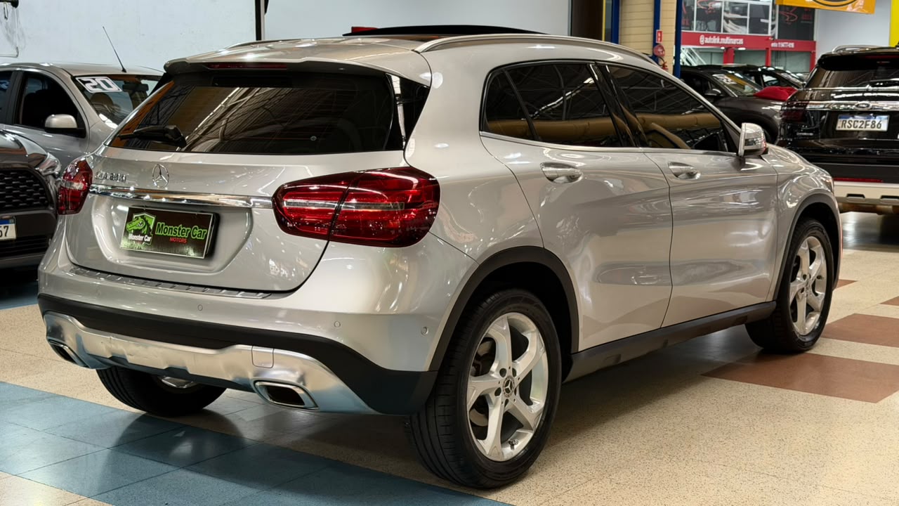 MERCEDES-BENZ GLA 200