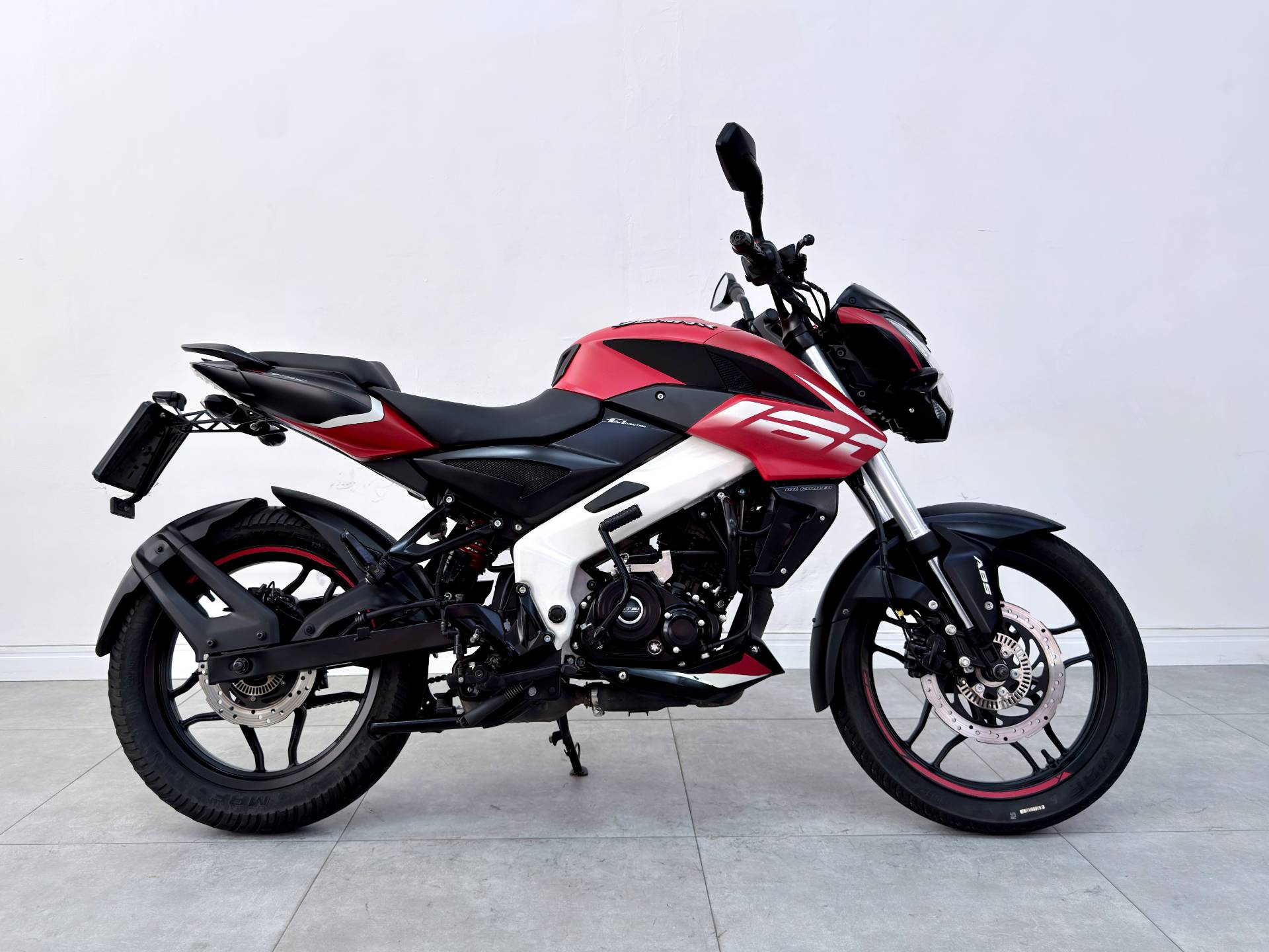 BAJAJ DOMINAR 160