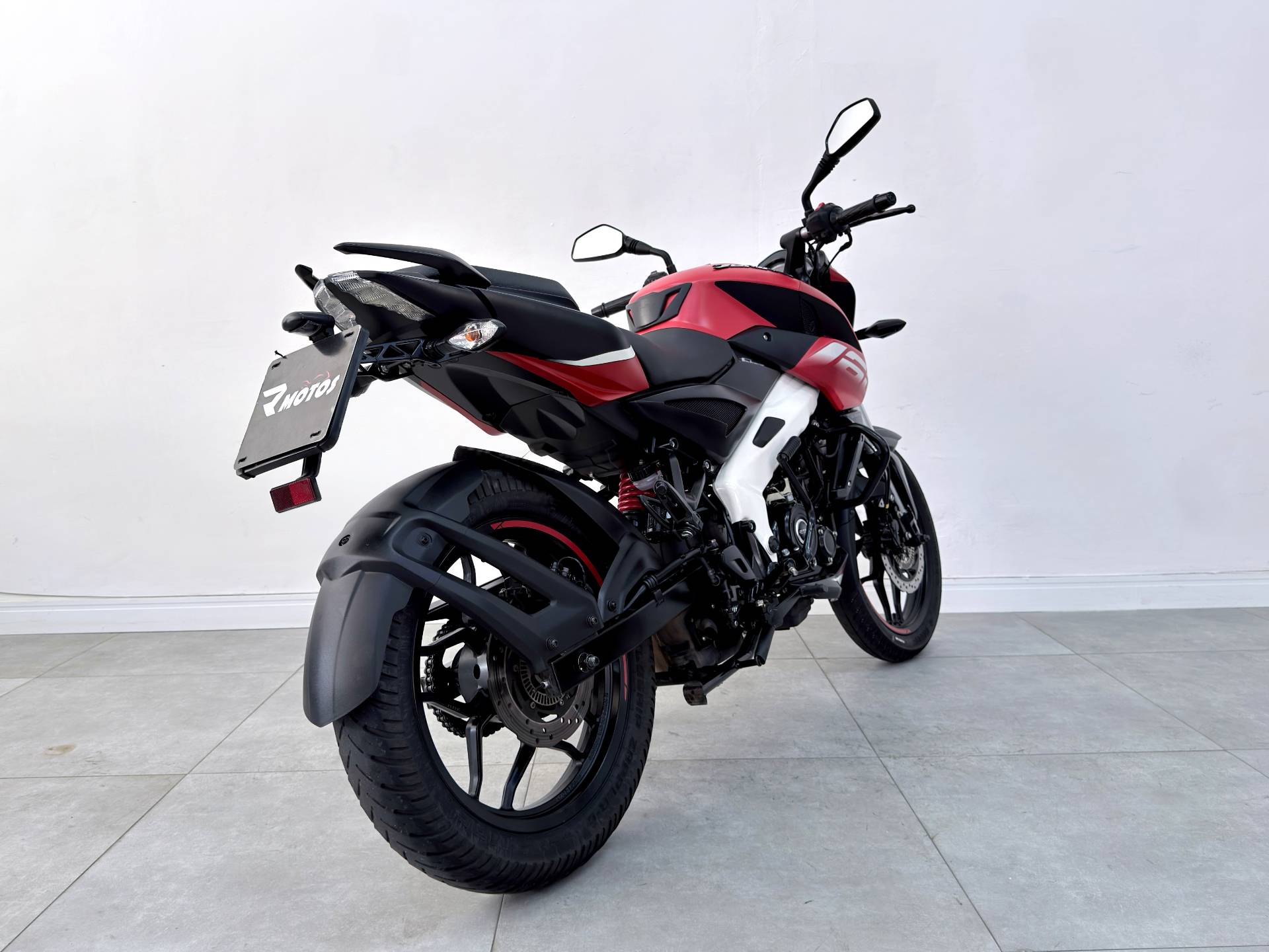 BAJAJ DOMINAR 160