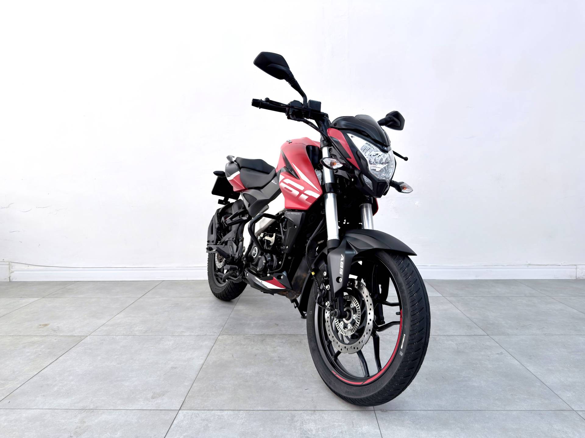 BAJAJ DOMINAR 160