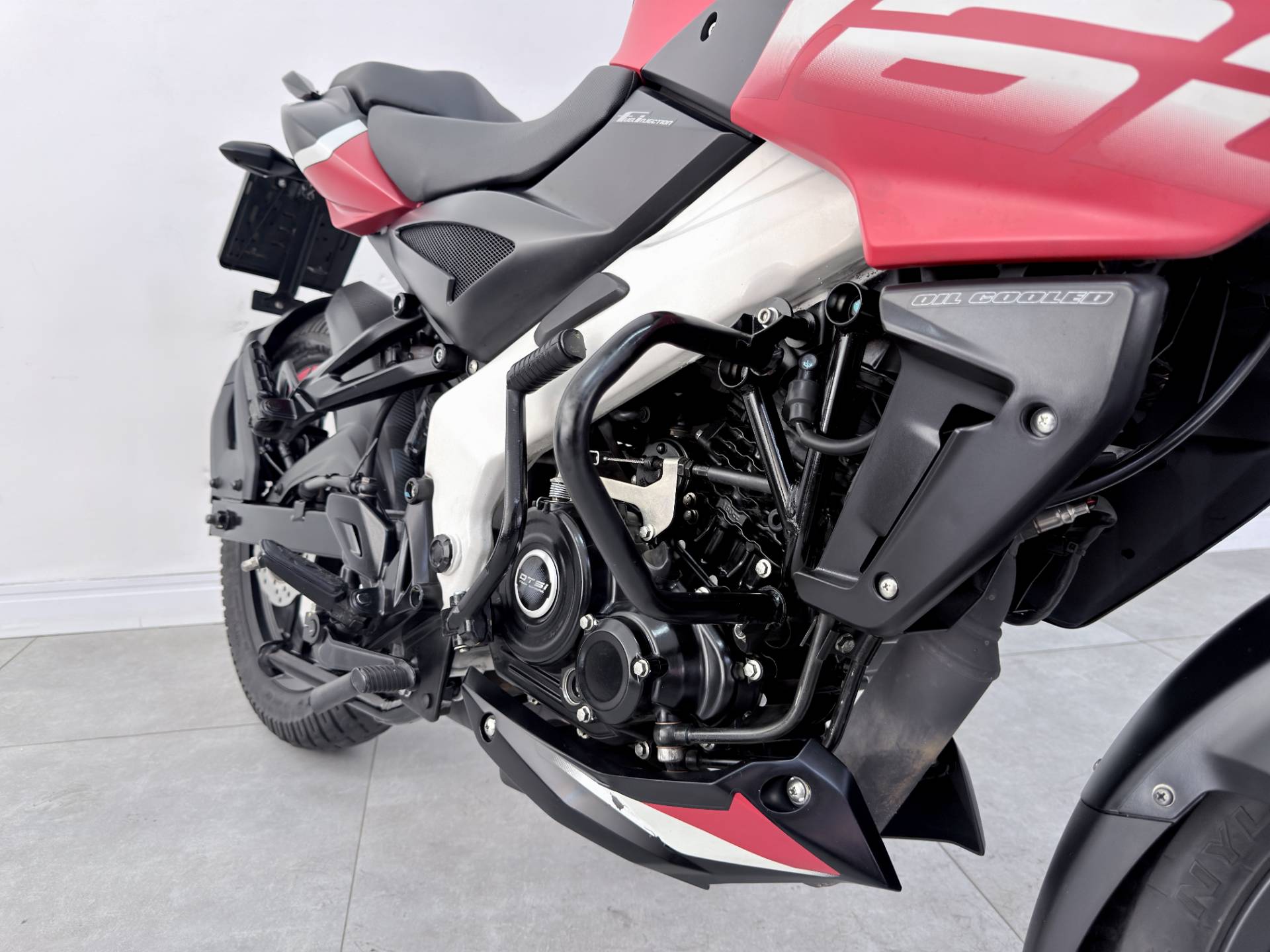 BAJAJ DOMINAR 160