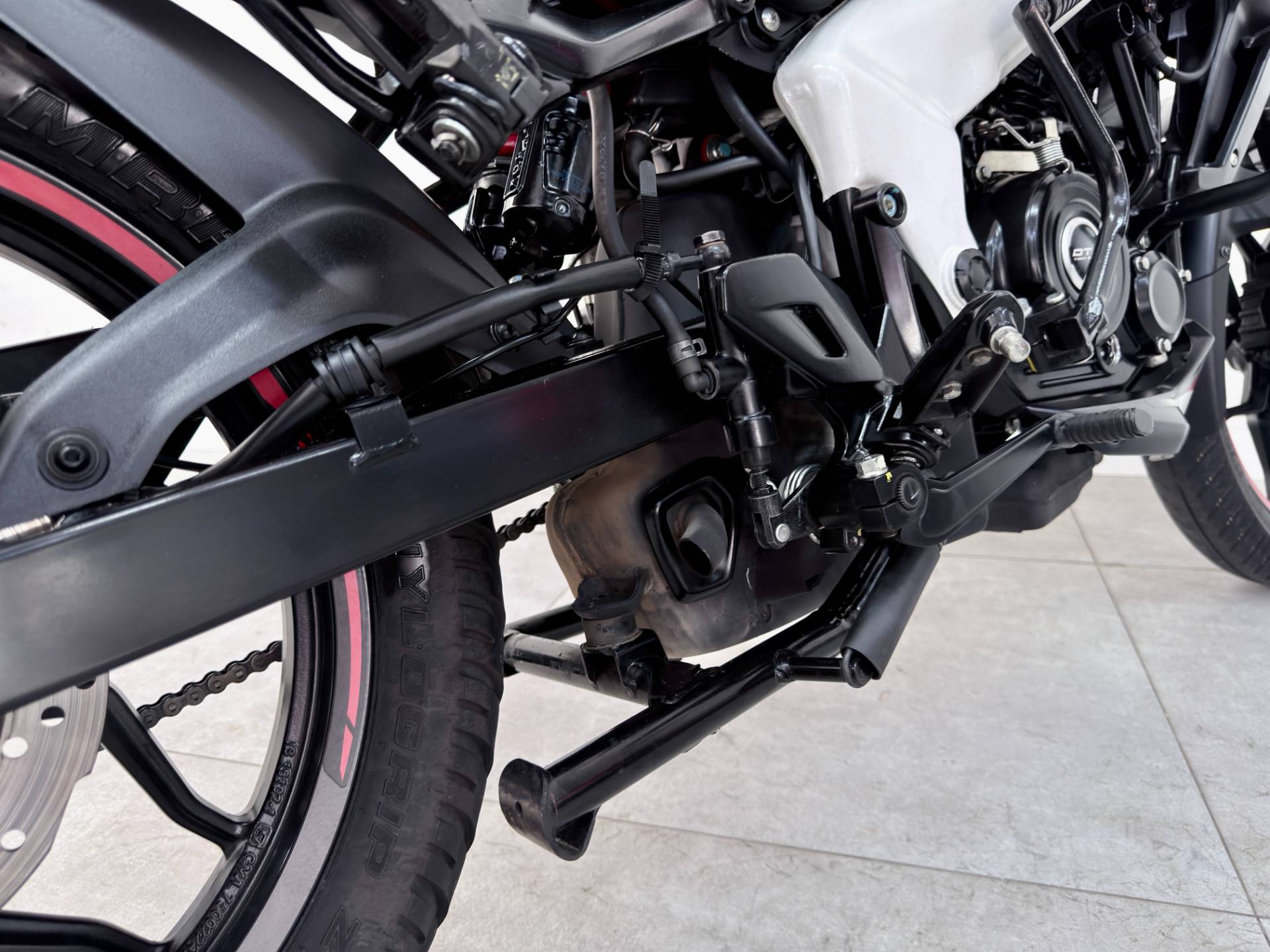 BAJAJ DOMINAR 160