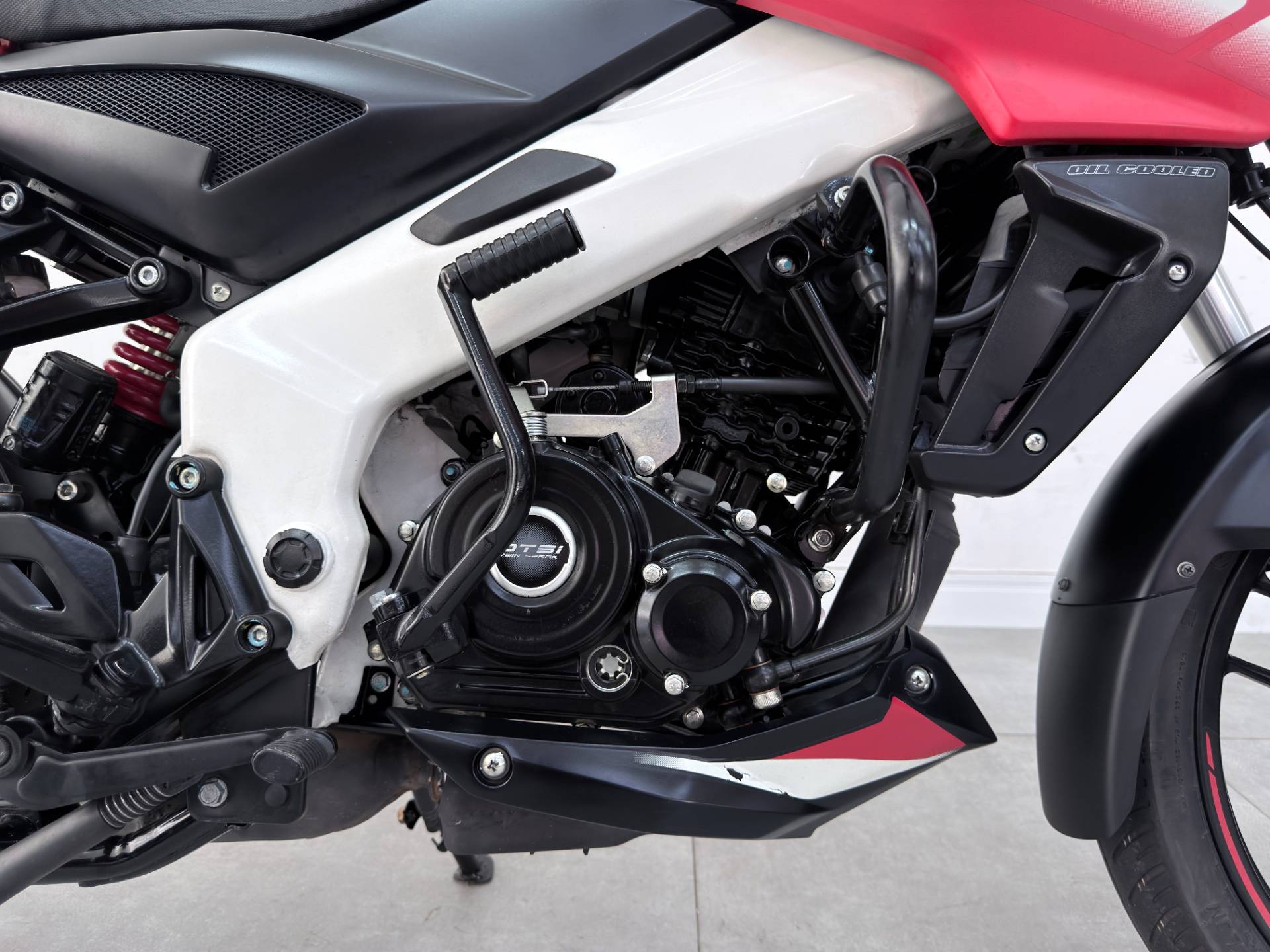BAJAJ DOMINAR 160
