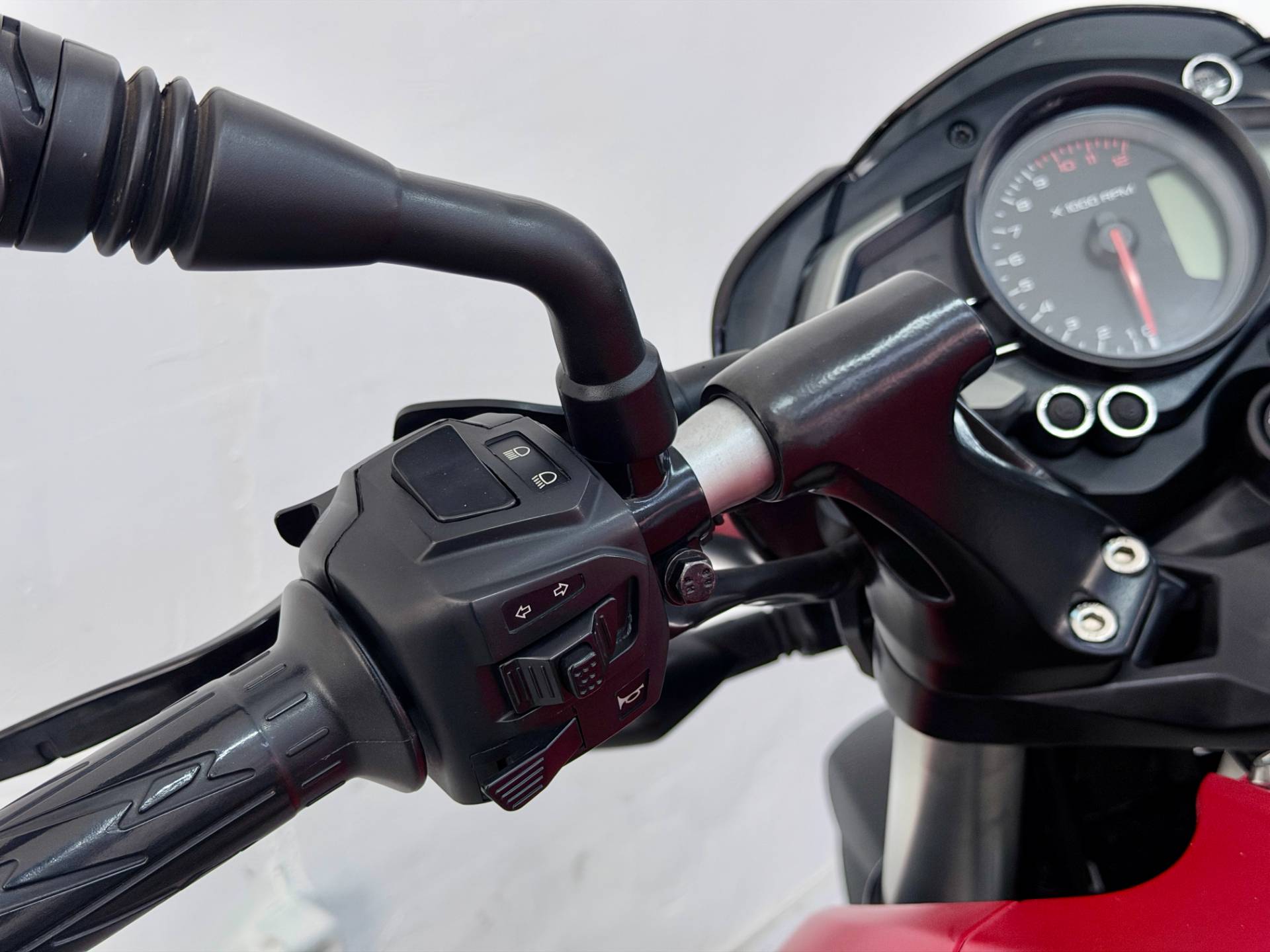 BAJAJ DOMINAR 160