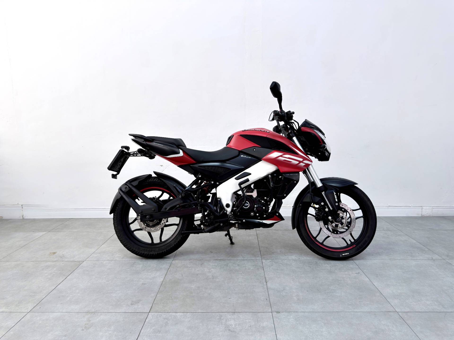 BAJAJ DOMINAR 160